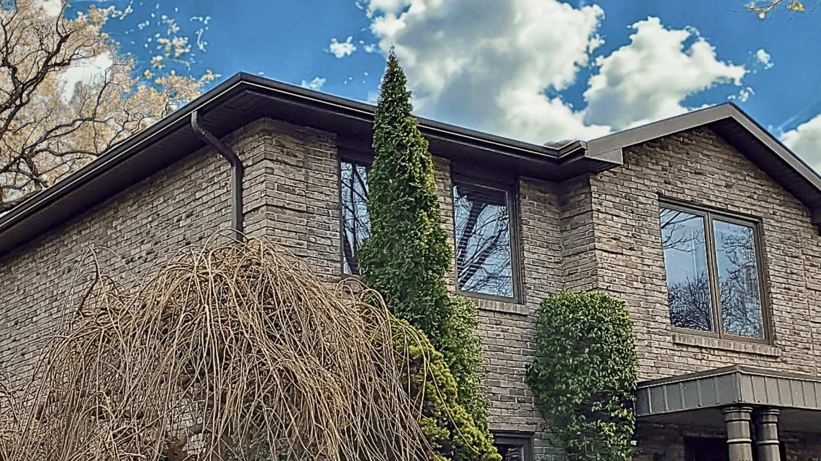After picture of the house in Vaughan with new soffit, fascia, eavestrough and downspouts by Maxima Aluminum LTD