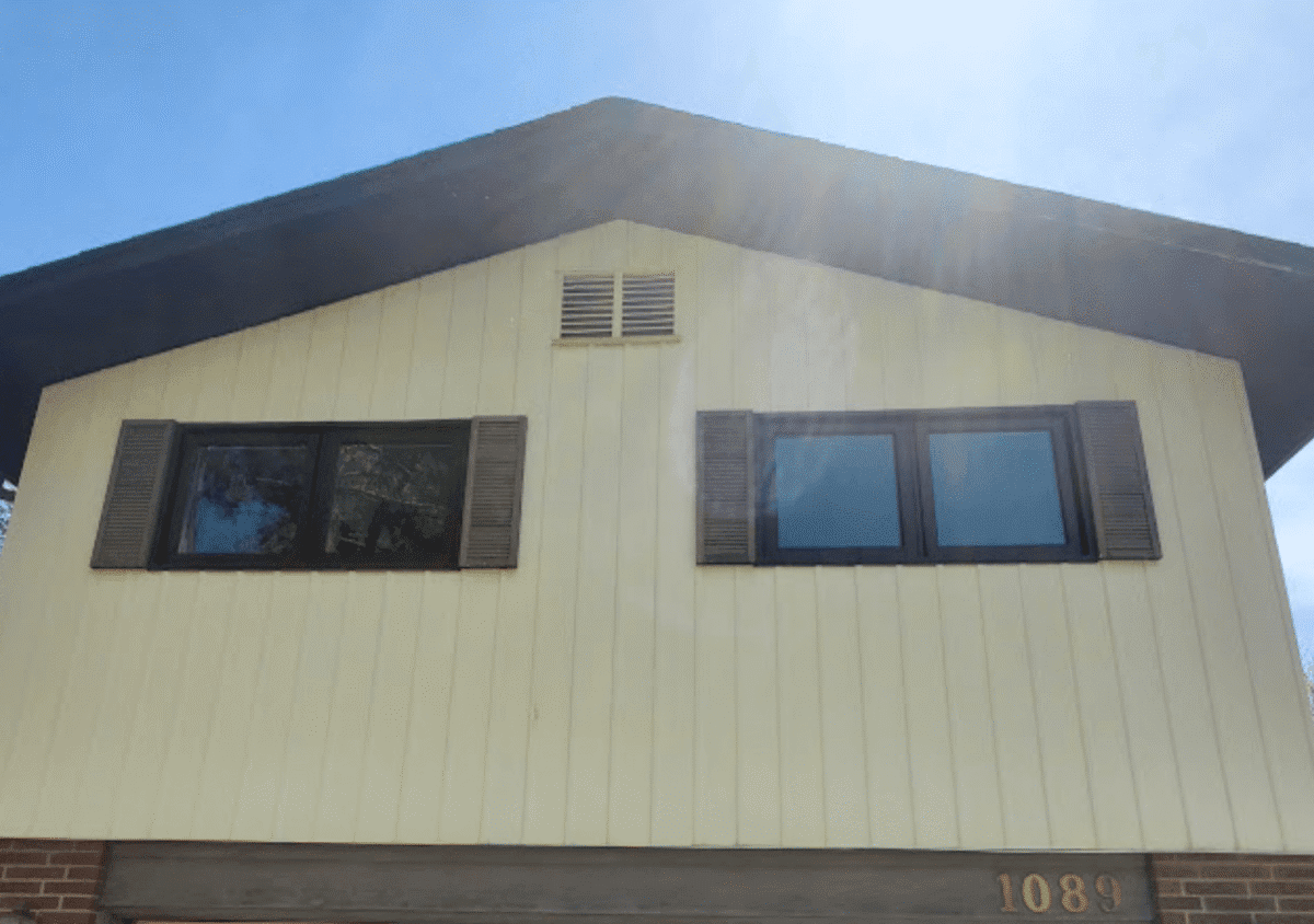 Before image, old siding, soffit and fascia in Mississauga by Maxima Aluminum LTD