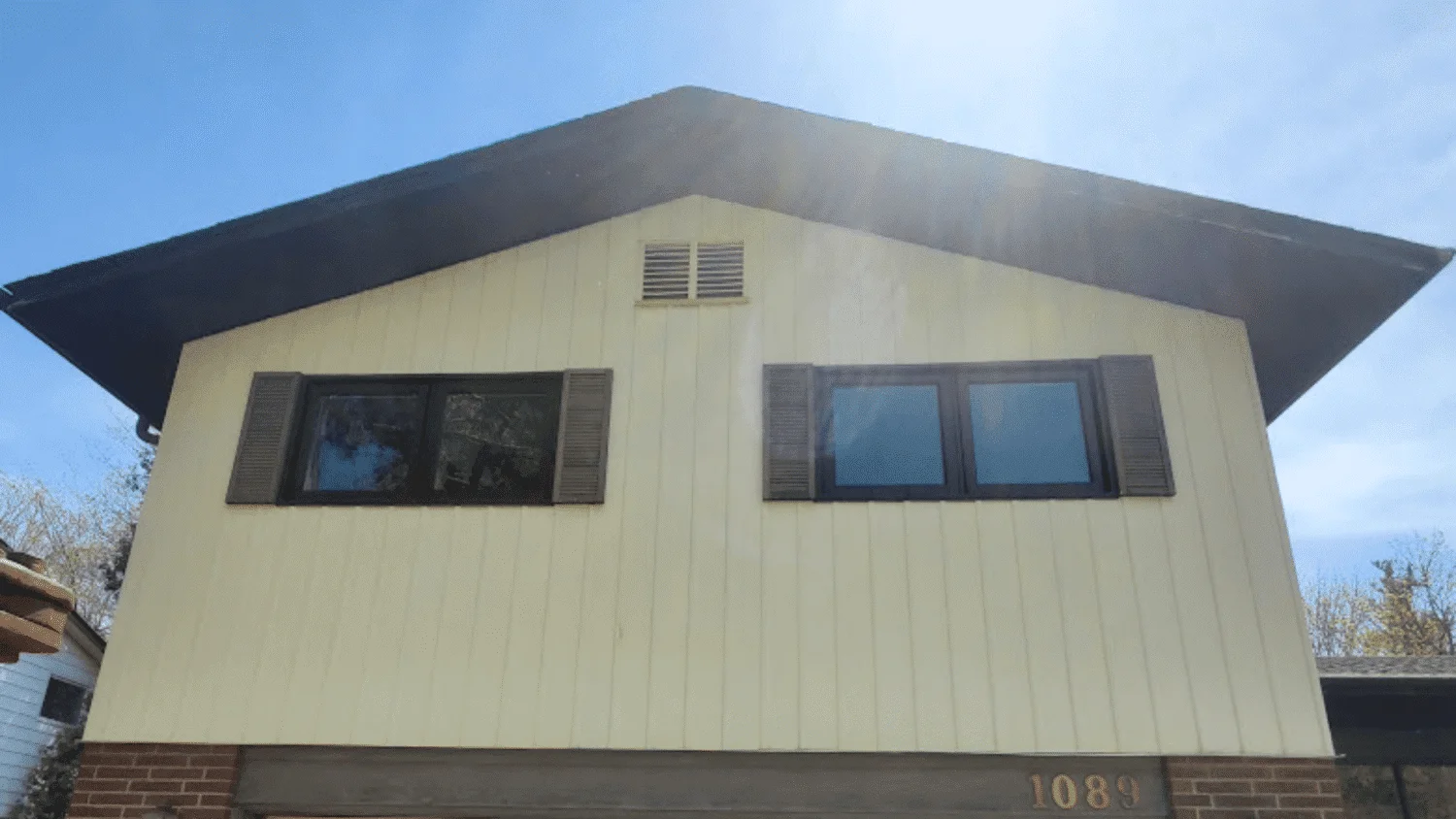 Before image, old siding, soffit and fascia in Mississauga by Maxima Aluminum LTD